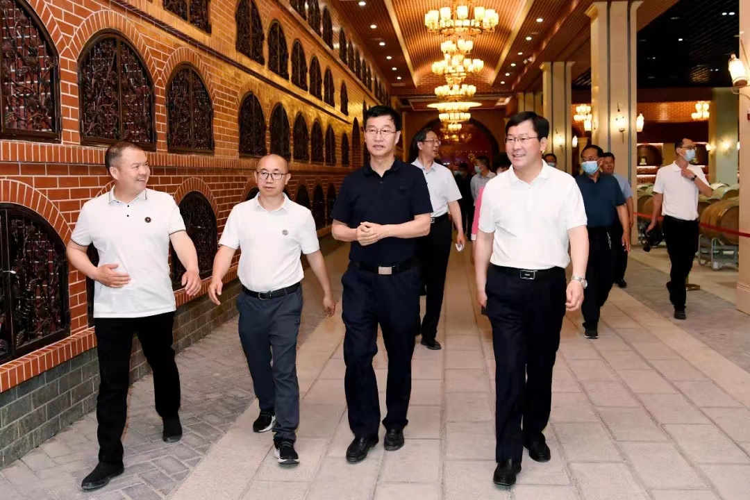 省政協(xié)黨組成員、副主席王立偉一行來(lái)格瑞特酒莊考察調(diào)研